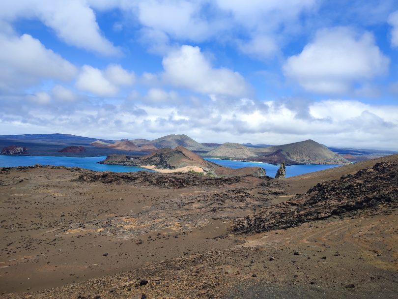 Panoramablick auf die Insel Bartolomé mit rauer Lava, vulkanischen Hügeln und türkisfarbenen Buchten während einer Galápagos-Kreuzfahrt mit unserer Agentur