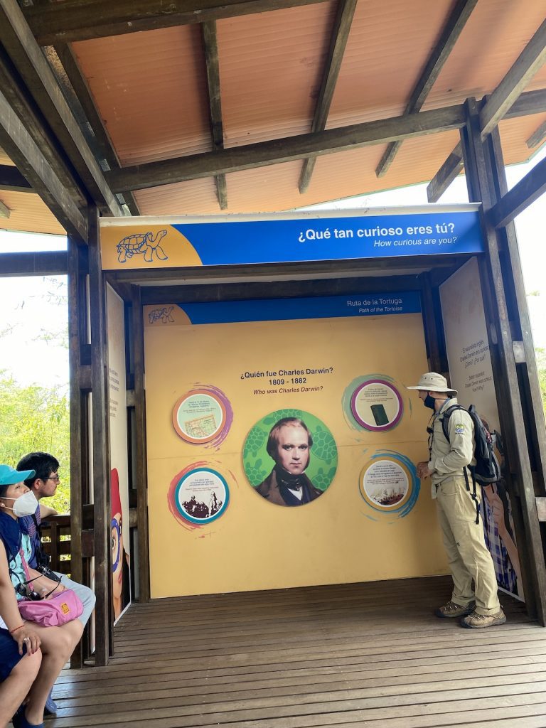 Tentoonstelling in het Charles Darwin Station met toeristen en een gids die meer leren over natuurbescherming tijdens onze Galápagos-cruise