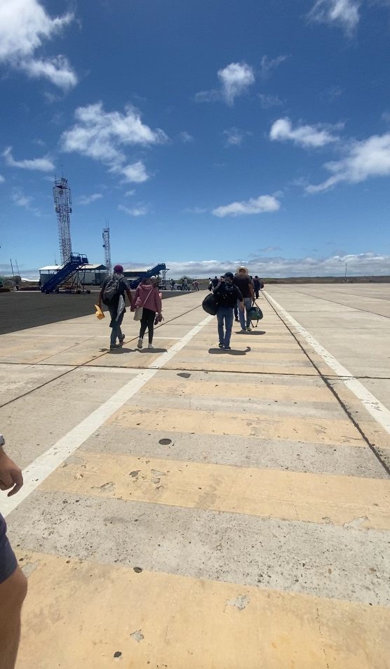 Baltra Airport transfer with tourists and luggage featured in our agency’s Galápagos cruise guide to avoiding booking scams