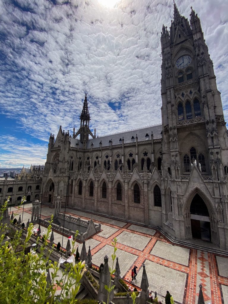 Besucher in Quitos historischem Zentrum mit der Basílica del Voto Nacional während zusätzlicher Tage vor einer Galápagos-Kreuzfahrt mit unserer Agentur